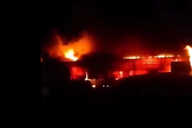 Xưởng gỗ bốc cháy ngùn ngụt lúc rạng sáng