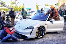 Cơ bắp quá khổ, diễn viên The Rock không ngồi vừa siêu xe để đóng phim