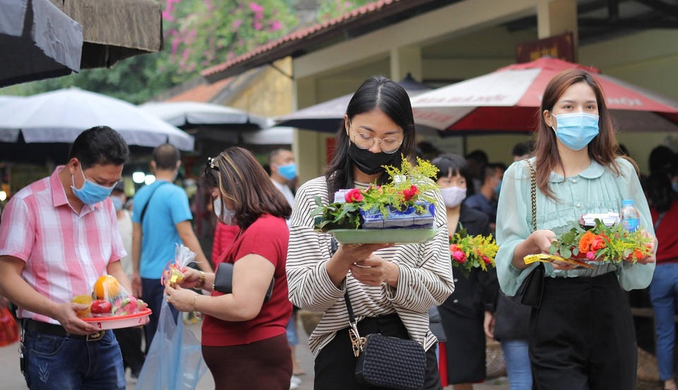 Hàng nghìn người chen chân đội lễ, dâng hương ở Phủ Tây Hồ mùng 1 âm lịch - 6 Hàng nghìn người chen chân đội lễ, dâng hương ở Phủ Tây Hồ mùng 1 âm lịch - 6