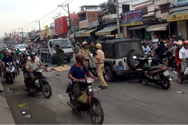 Người đàn ông đẩy xe rùa bị 2 xe máy tông liên tiếp
