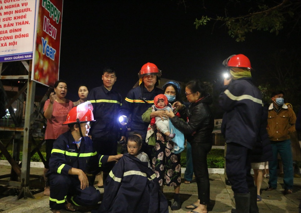 Cứu cụ bà 81 tuổi và cháu bé 6 tháng tuổi trong vụ cháy 2 ngôi nhà - 2 Cứu cụ bà 81 tuổi và cháu bé 6 tháng tuổi trong vụ cháy 2 ngôi nhà - 2