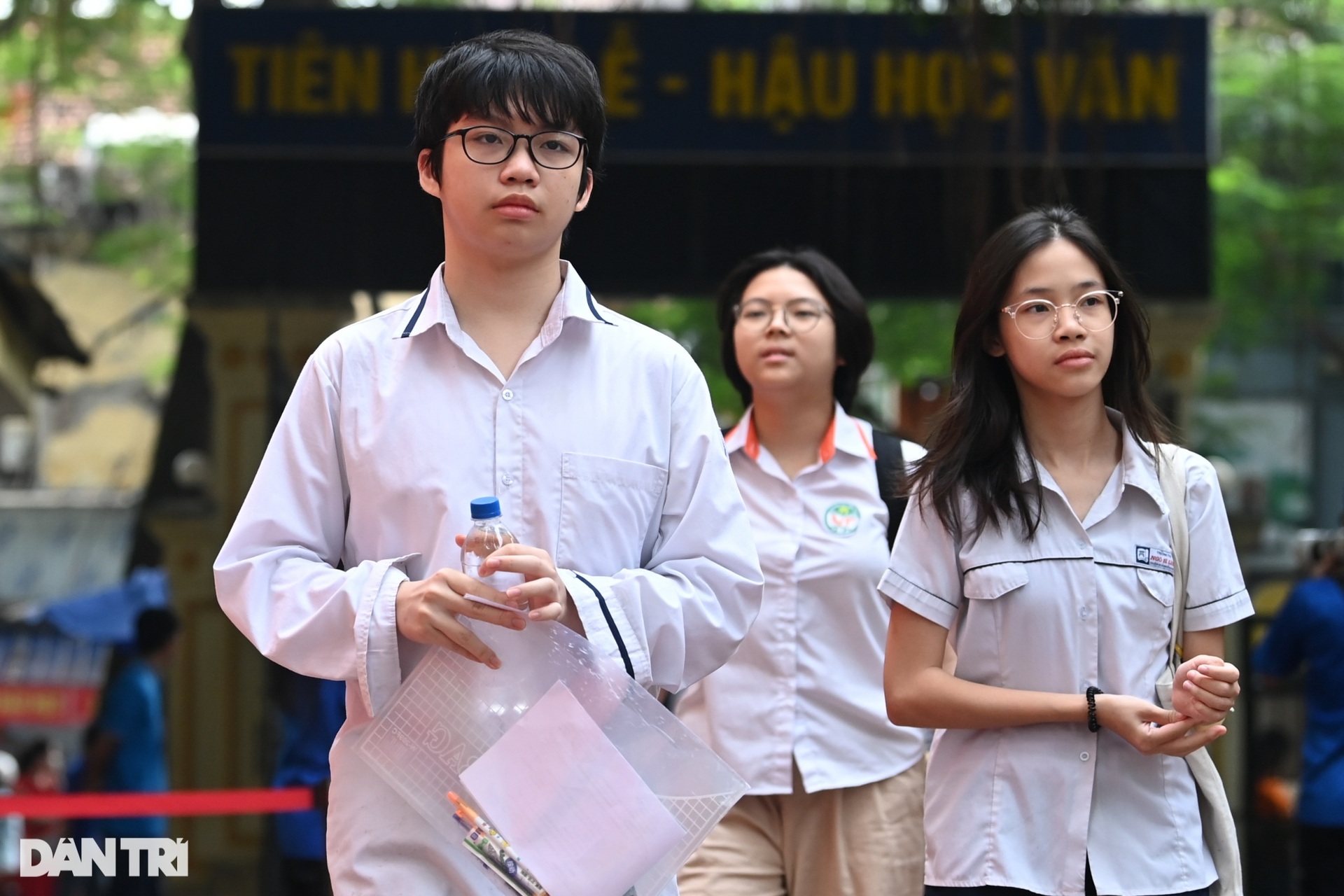 Phụ huynh tiếp sức sĩ tử thi môn ngữ văn vào lớp 10 ở Hà Nội - 1
