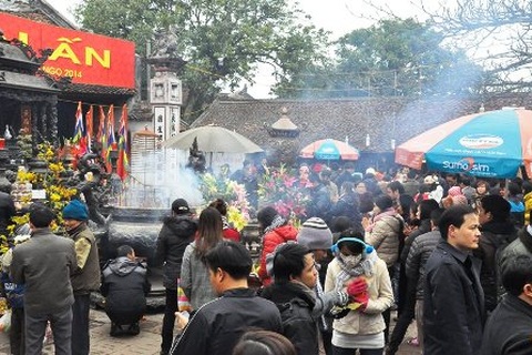 Du khách ùn ùn đổ về Đền Trần trong giá lạnh 10 độ C