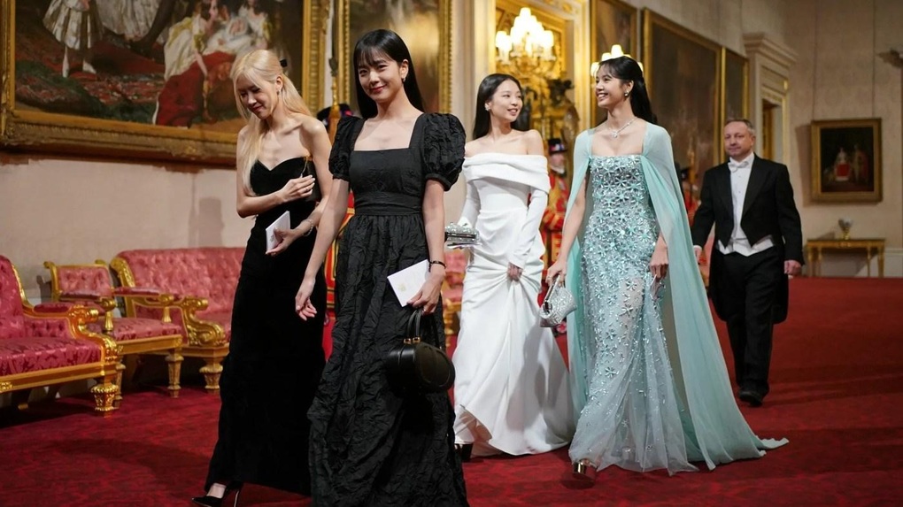 Nhóm Blackpink đã mặc gì khi đến cung điện Buckingham? - 1 Nhóm Blackpink đã mặc gì khi đến cung điện Buckingham? - 1