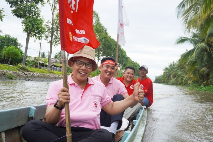 Ông Chinoros Benjachavakul - Phó Tổng giám đốc cấp cao C.P. Việt Nam (người Thái Lan), thích thú với hoạt động diễu hành, tuyên truyền vận động người dân hiến máu bằng đường thủy trên địa bàn.