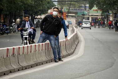 Đi bộ đúng đường - "nhiệm vụ bất khả thi" của người Hà Nội