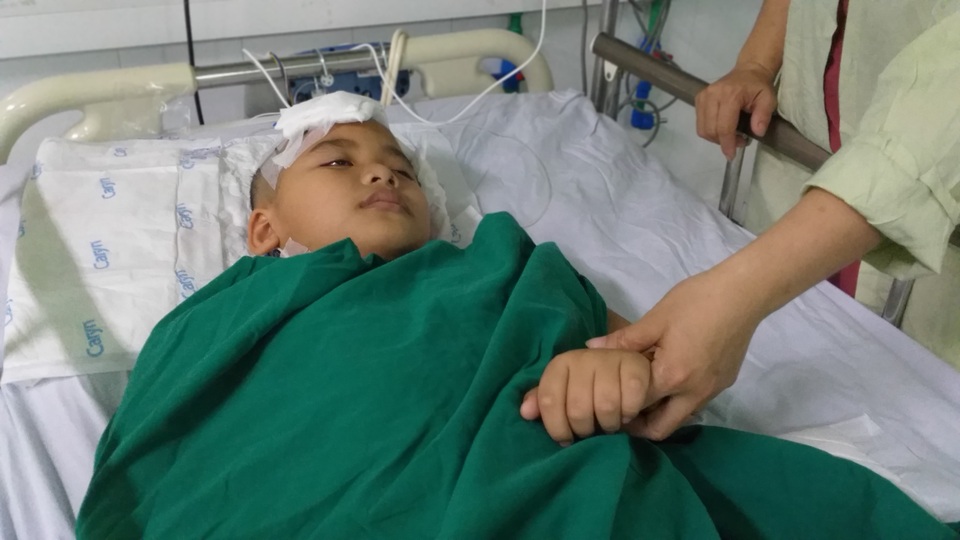 Xót thương cảnh cháu bé 9 tuổi bị xuất huyết não nằm bất động trên giường - 5 Xót thương cảnh cháu bé 9 tuổi bị xuất huyết não nằm bất động trên giường - 5