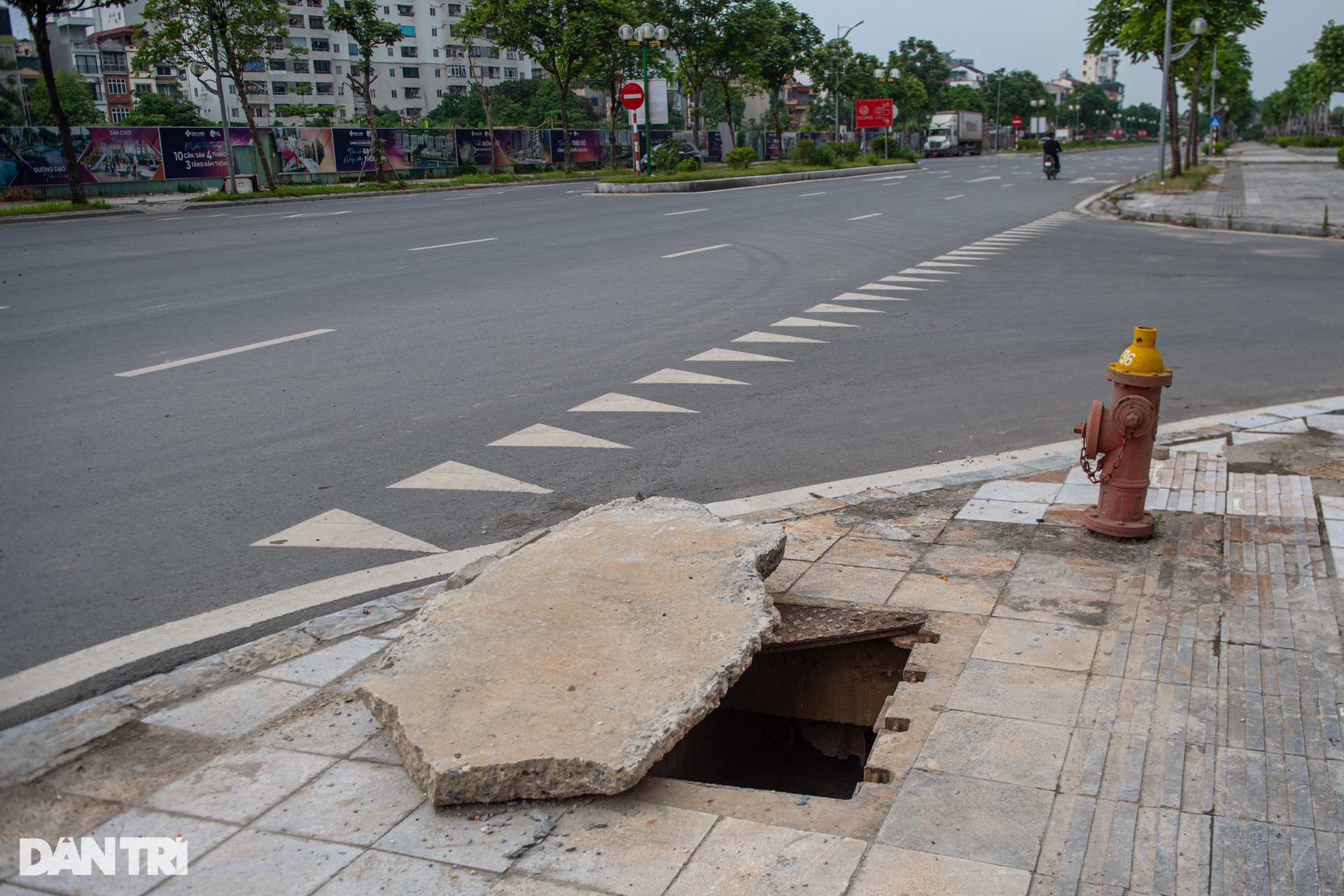 Hạ tầng xuống cấp trên tuyến đường mới ở quận Long Biên - 9