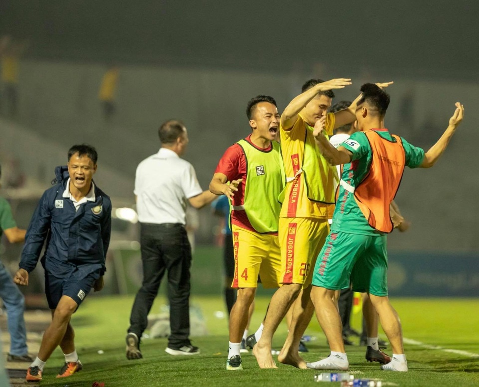 CLB Thanh Hóa đánh bại HL Hà Tĩnh ở trận đấu có mưa bàn thắng - 3 CLB Thanh Hóa đánh bại HL Hà Tĩnh ở trận đấu có mưa bàn thắng - 3