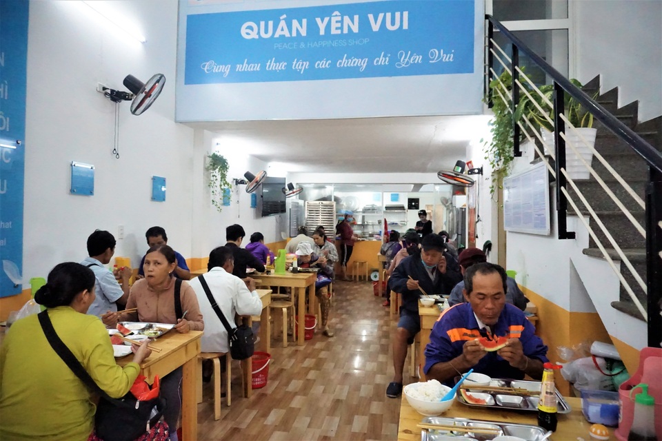Quán cơm 2.000 đồng thời Covid-19: Đừng ngại, mời các cô bác vào dùng cơm - 3 Quán cơm 2.000 đồng thời Covid-19: Đừng ngại, mời các cô bác vào dùng cơm - 3