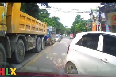 Ô tô lấn làn vượt ẩu kiểu bất chấp