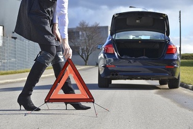 Đi ô tô gặp sự cố, cần làm gì trước khi gọi cứu hộ để tránh mất tiền oan?