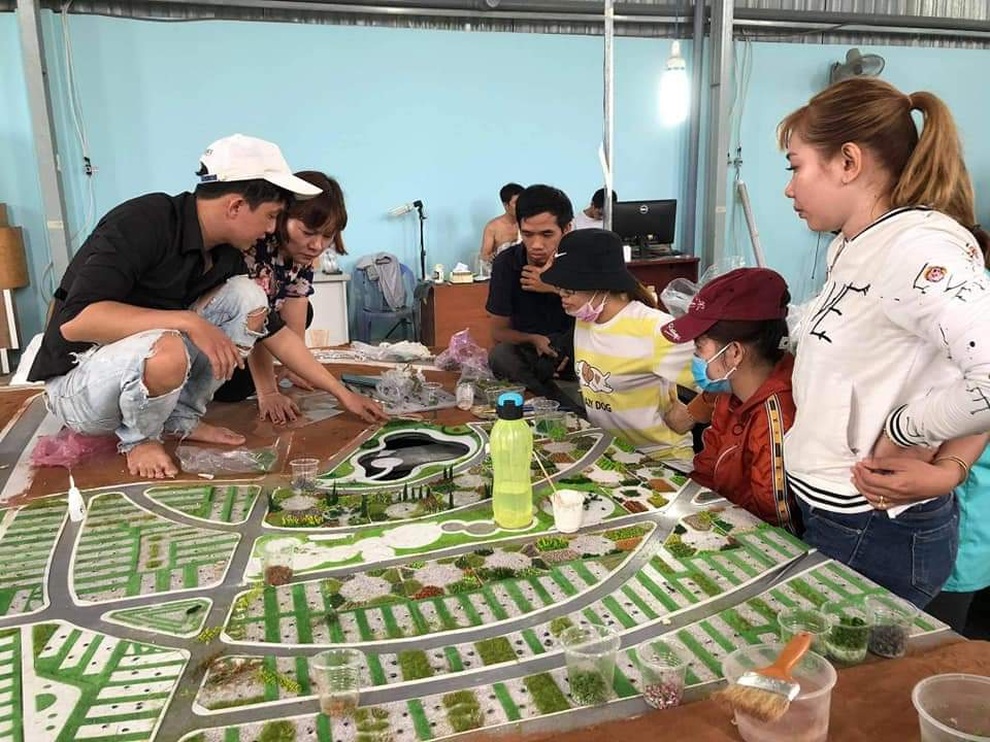 Anh chàng phụ hồ tài hoa, làm cây xanh mô hình như thật - 1 Anh chàng phụ hồ tài hoa, làm cây xanh mô hình như thật - 1