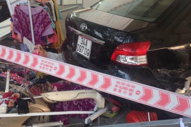 Hà Nội: Nam nhân viên rửa xe lùi ôtô "bất cẩn" khiến 5 người trọng thương