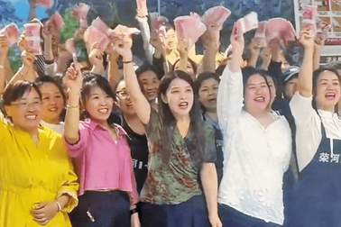 Chủ siêu thị chia hơn 36 tỷ đồng cho 2.000 nhân viên