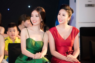 Ngọc Hân, Thuỵ Vân trễ nải vòng một đầy gợi cảm