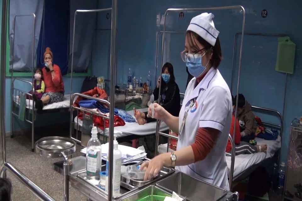 Trời giá rét, tăng đột biến người già, trẻ em nhập viện  - 4