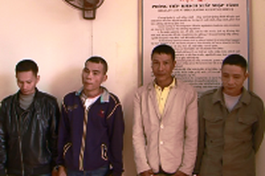 Bắt 4 tội phạm truy nã lẩn trốn trên đất Lào