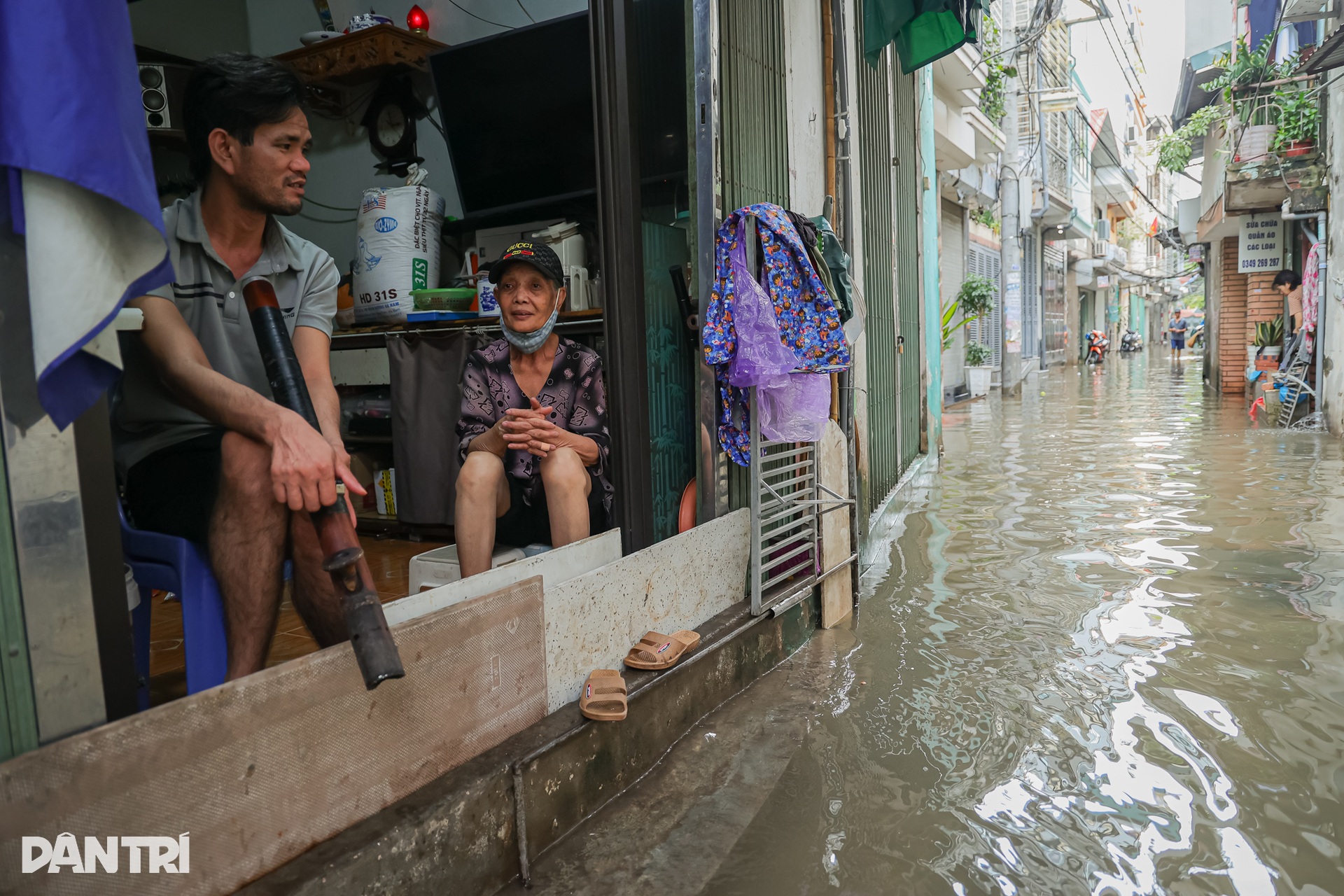 Người Hà Nội chật vật dọn nhà sau ngập, nhiều nơi nước vẫn chưa rút - 5 Người Hà Nội chật vật dọn nhà sau ngập, nhiều nơi nước vẫn chưa rút - 5