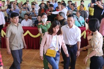 Cả trăm người náo loạn tại buổi xin lỗi đôi vợ chồng bị kết án oan