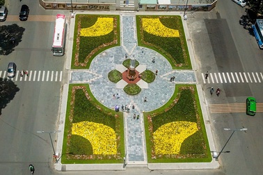 Khách Tây thích thú vườn hoa đầy sắc màu trước nhà thờ Đức Bà