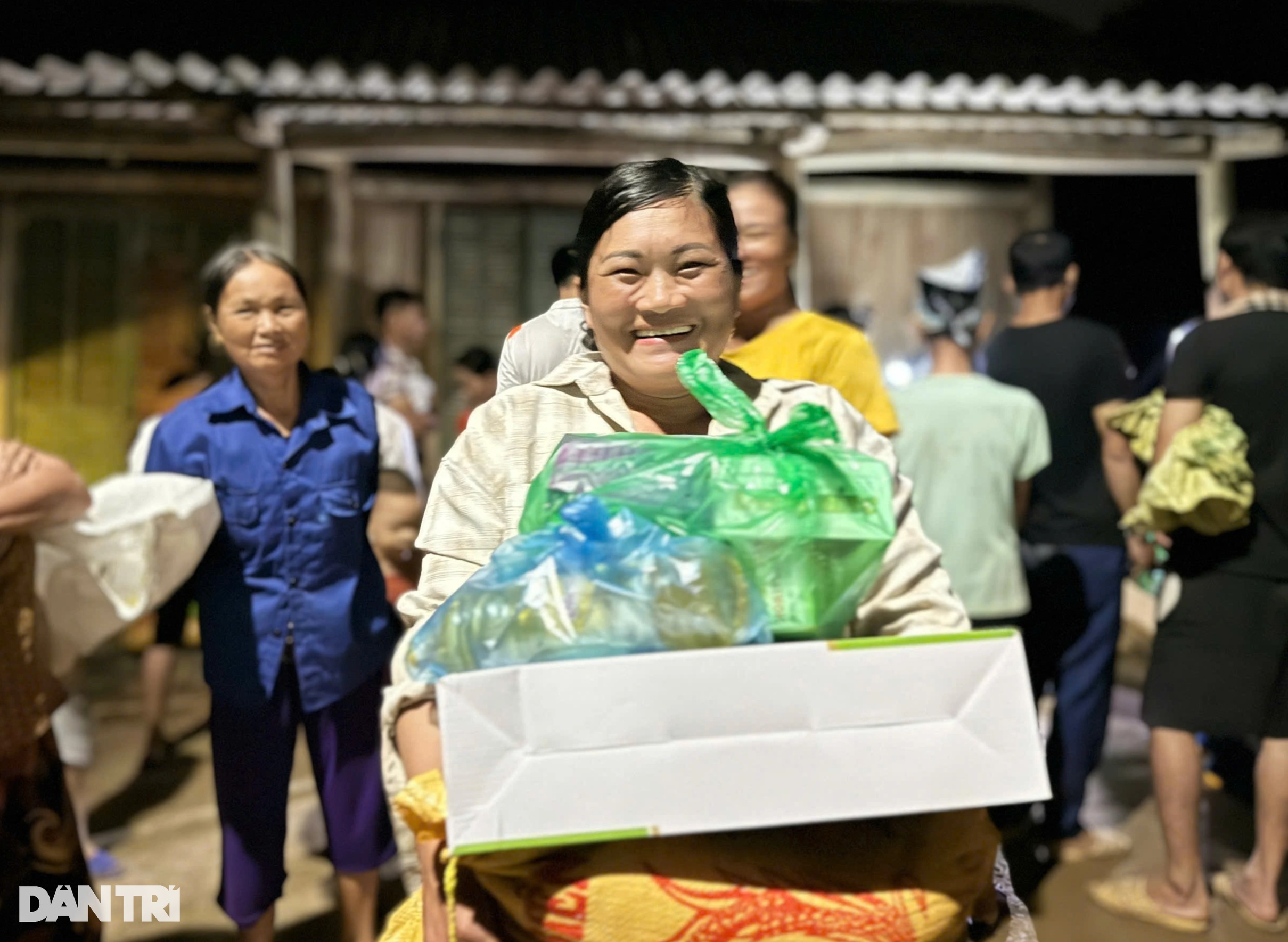 Xuyên đêm vượt đường độc đạo trao cứu trợ tới bà con bị cô lập ở Lào Cai - 8