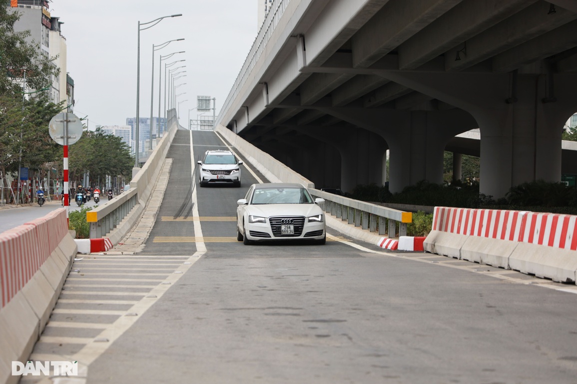 Chính thức thông xe hệ thống đường dẫn lên xuống cầu cạn dài nhất Hà Nội - 8 Chính thức thông xe hệ thống đường dẫn lên xuống cầu cạn dài nhất Hà Nội - 8