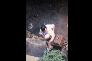 Clip “con trai bóp cổ và tát vào mặt mẹ già” khiến dân mạng phẫn nộ