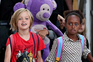 Pax Thiên trốn thợ săn ảnh sau con gấu bông màu tím 