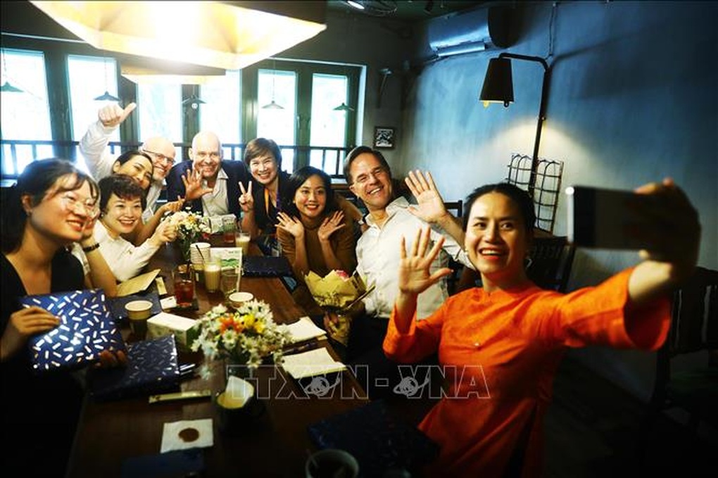 Thủ tướng Hà Lan Mark Rutte thưởng thức trà giữa lòng Hà Nội - 9 Thủ tướng Hà Lan Mark Rutte thưởng thức trà giữa lòng Hà Nội - 9