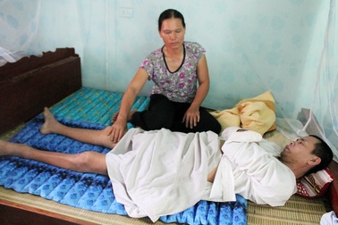 Cha và con cùng nằm một chỗ vì "người ngã, kẻ bệnh tật"