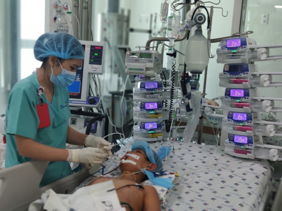 Ông Đoàn Ngọc Hải đưa bệnh nhi mồ côi viêm cơ tim tối cấp về quê - 2 Ông Đoàn Ngọc Hải đưa bệnh nhi mồ côi viêm cơ tim tối cấp về quê - 2