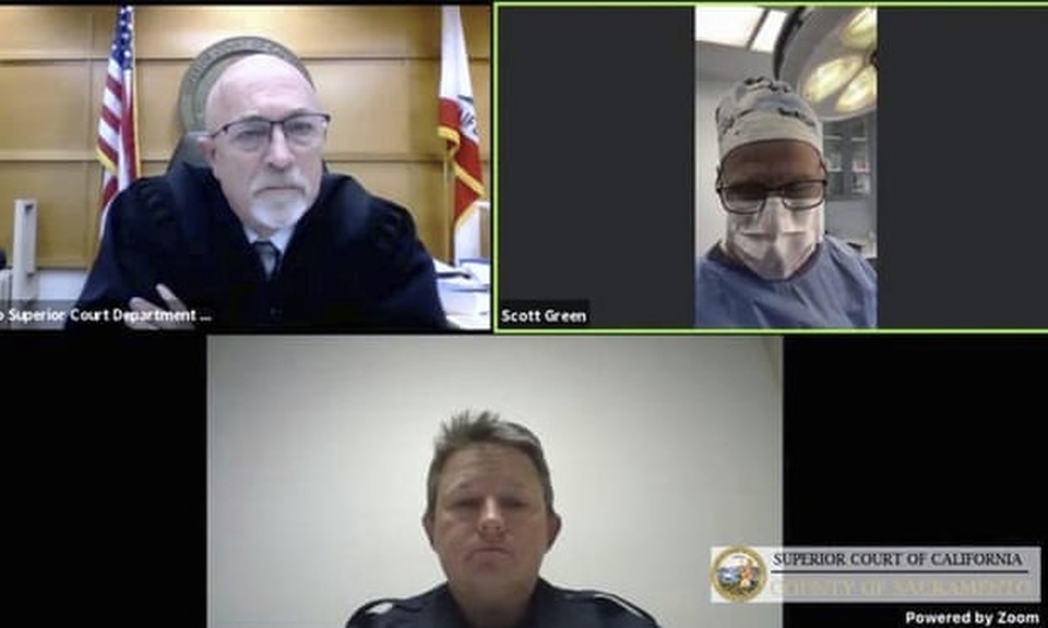 Bác sĩ vừa mổ cho bệnh nhân, vừa hầu tòa qua Zoom - 1