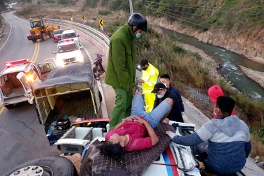 Đội SOS trên cung đường "đèo tử thần" ở Kon Tum