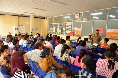 Người dân kéo nhau đi đổi giấy phép lái xe, nhiều nơi quá tải