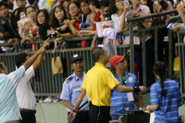 Trọng tài Nguyễn Trọng Thư lại bị phản ứng tại V-League