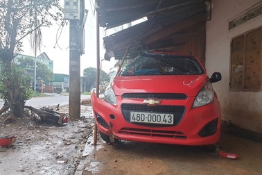 Vì sao không khởi tố cán bộ công an “say khướt” lái xe gây tai nạn?