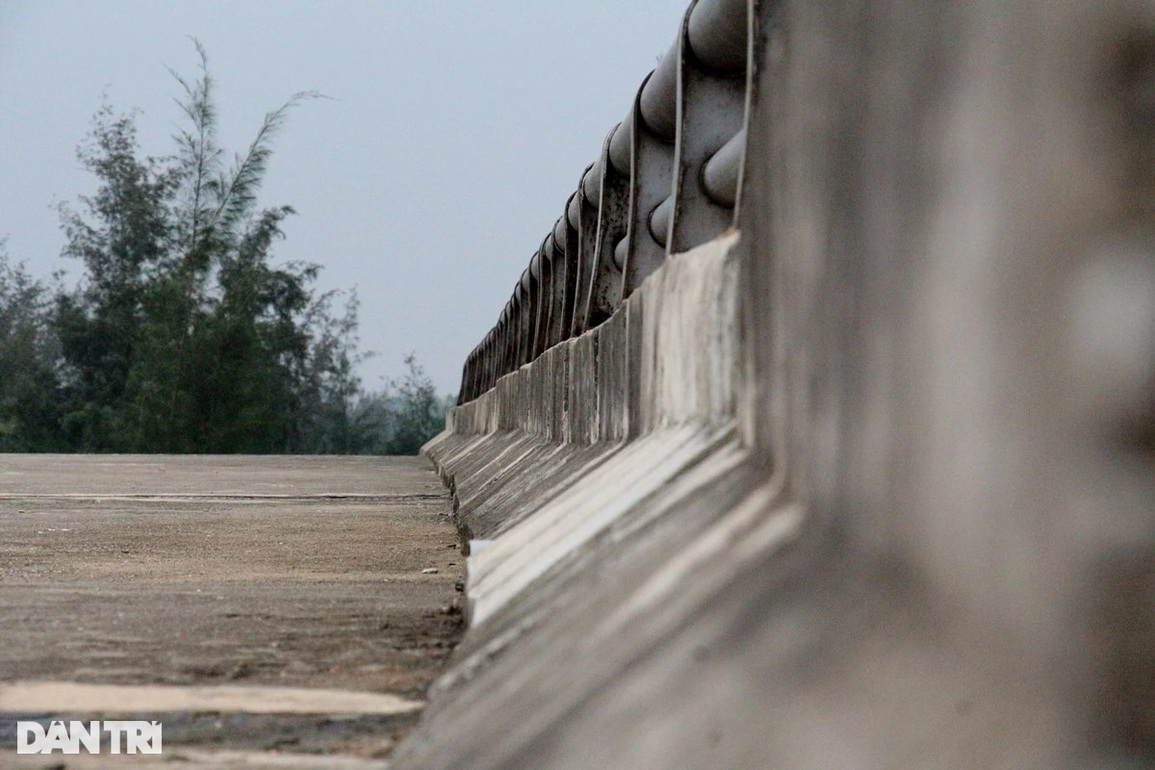 Cận cảnh cây cầu hơn 12 tỷ đồng bị lãng quên suốt 5 năm - 11 Cận cảnh cây cầu hơn 12 tỷ đồng bị lãng quên suốt 5 năm - 11