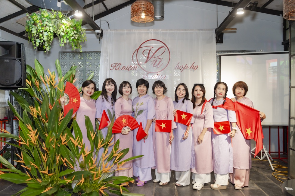 Gia đình gần 70 người ở Hà Nội họp mặt mỗi năm, tự may áo, có kịch bản - 1 Gia đình gần 70 người ở Hà Nội họp mặt mỗi năm, tự may áo, có kịch bản - 1