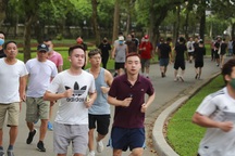Hà Nội: Công viên đông nghịt người đi tập thể dục giữa mùa dịch Covid-19