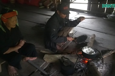 Khối u to như “quả núi” đè lên cổ người đàn ông cụt ngón tay