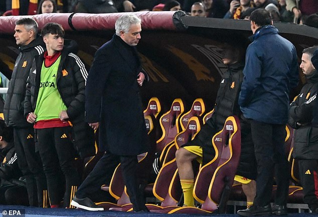HLV Mourinho nhận thẻ đỏ, đùng đùng bỏ họp báo - 2 HLV Mourinho nhận thẻ đỏ, đùng đùng bỏ họp báo - 2