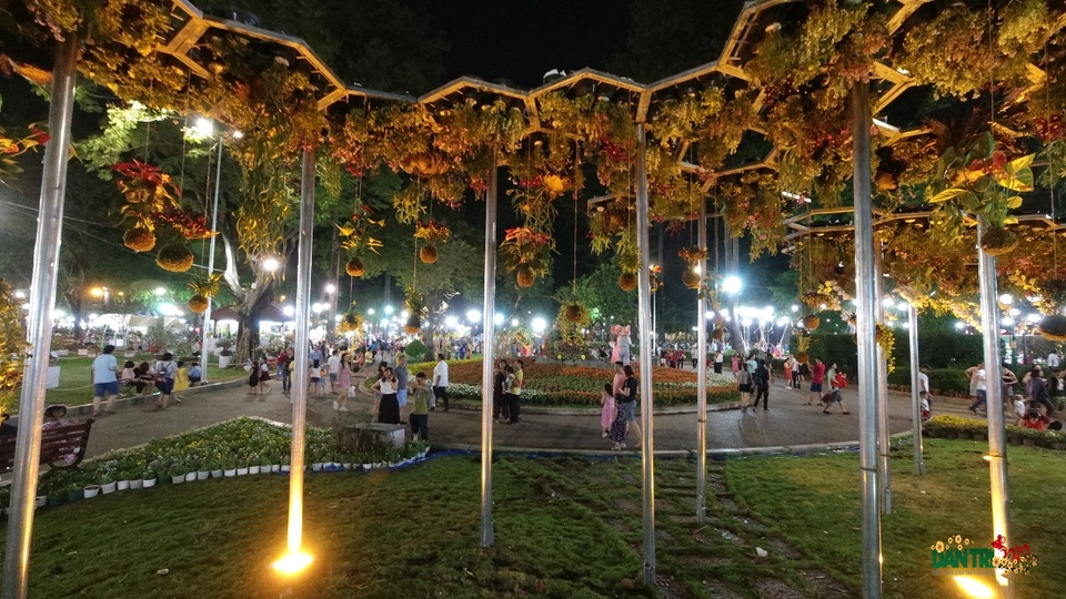 Đến hội hoa xuân ngắm linh vật Canh Tý, vườn hoa úp ngược - 10 Đến hội hoa xuân ngắm linh vật Canh Tý, vườn hoa úp ngược - 10