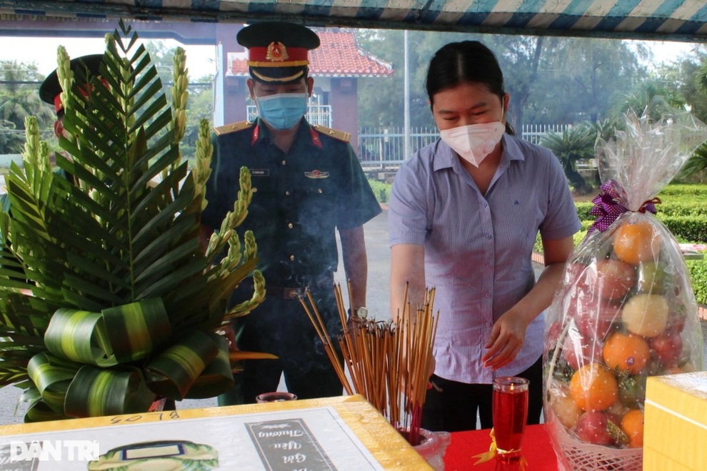 Bà mẹ miền Tây nhận tro cốt: Cuối cùng con nó cũng về nhà nhưng đau quá! - 4 Bà mẹ miền Tây nhận tro cốt: Cuối cùng con nó cũng về nhà nhưng đau quá! - 4