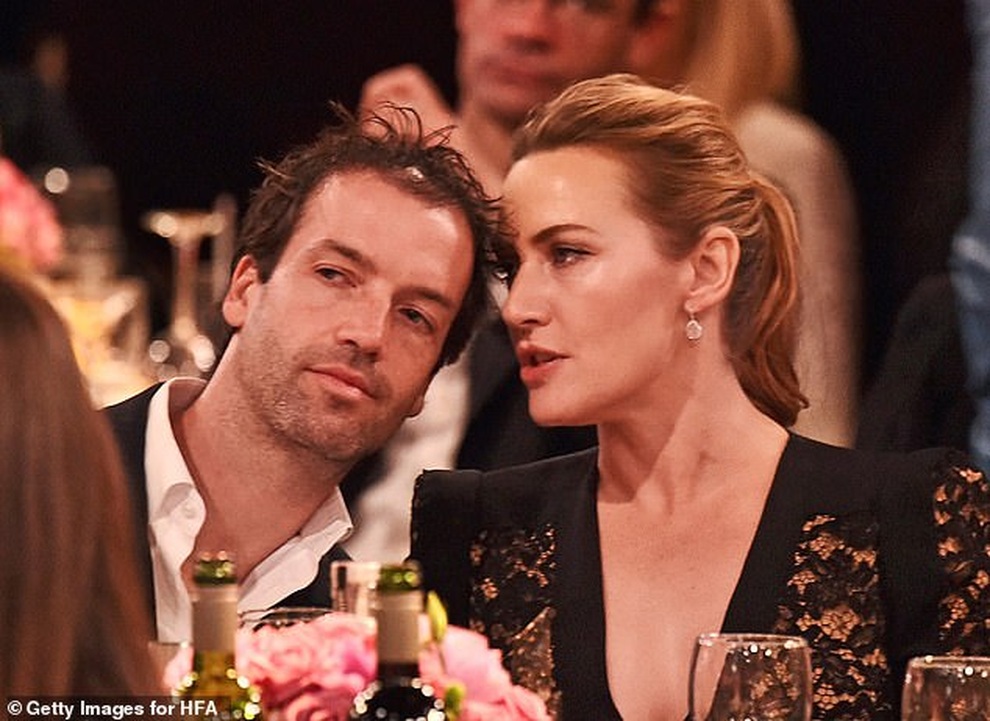 Kate Winslet quyết giữ... bụng mỡ trong cảnh nóng - 3 Kate Winslet quyết giữ... bụng mỡ trong cảnh nóng - 3