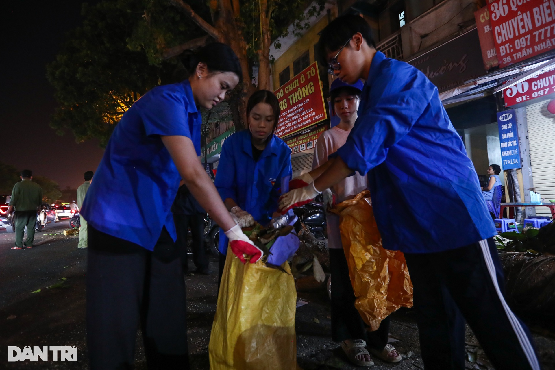 Đội tinh nhuệ từ các địa phương xuyên đêm dọn dẹp cây xanh hỗ trợ Hà Nội - 15 Đội tinh nhuệ từ các địa phương xuyên đêm dọn dẹp cây xanh hỗ trợ Hà Nội - 15