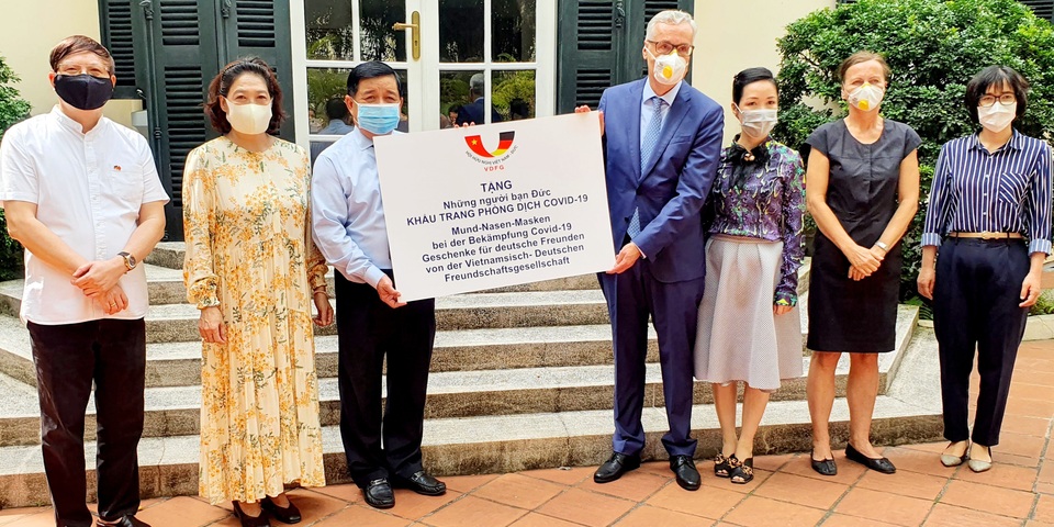Hội Hữu nghị Việt - Đức trao tặng nước Đức 80.000 khẩu trang - 1 Hội Hữu nghị Việt - Đức trao tặng nước Đức 80.000 khẩu trang - 1