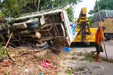 Xe tải đẩy xe máy đi gần 20m, 2 người thương vong