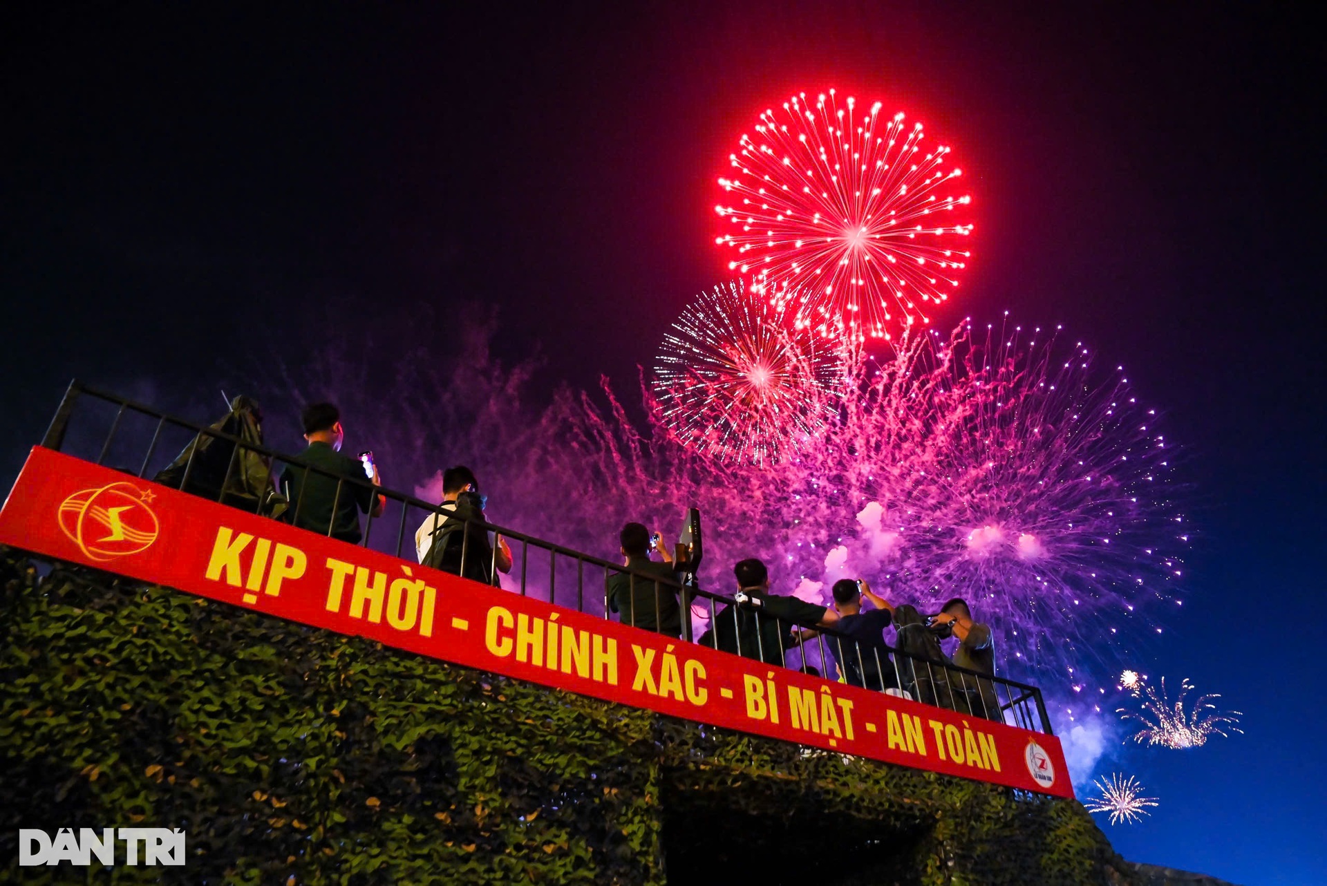 Pháo hoa tung bay trên bầu trời TPHCM dịp 30/4 - 8 Pháo hoa tung bay trên bầu trời TPHCM dịp 30/4 - 8