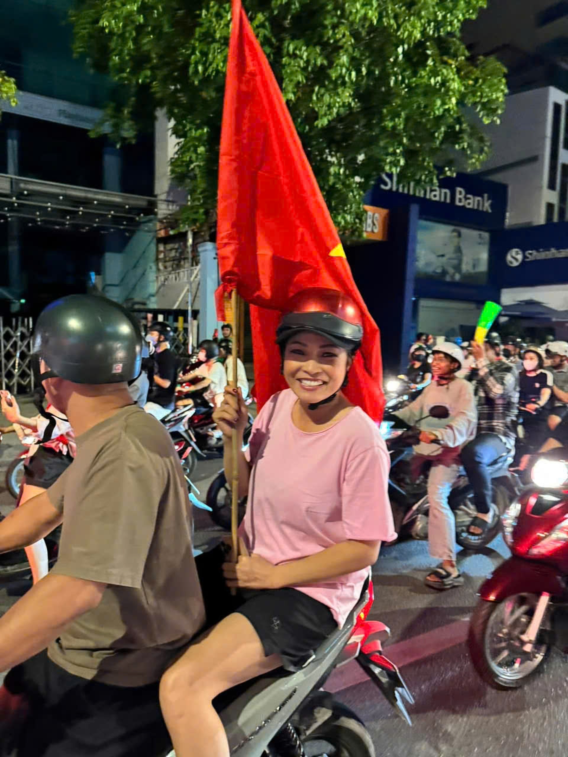 Hà Anh Tuấn, Thùy Tiên đi bão mừng đội tuyển Việt Nam vô địch AFF Cup - 5 Hà Anh Tuấn, Thùy Tiên đi bão mừng đội tuyển Việt Nam vô địch AFF Cup - 5